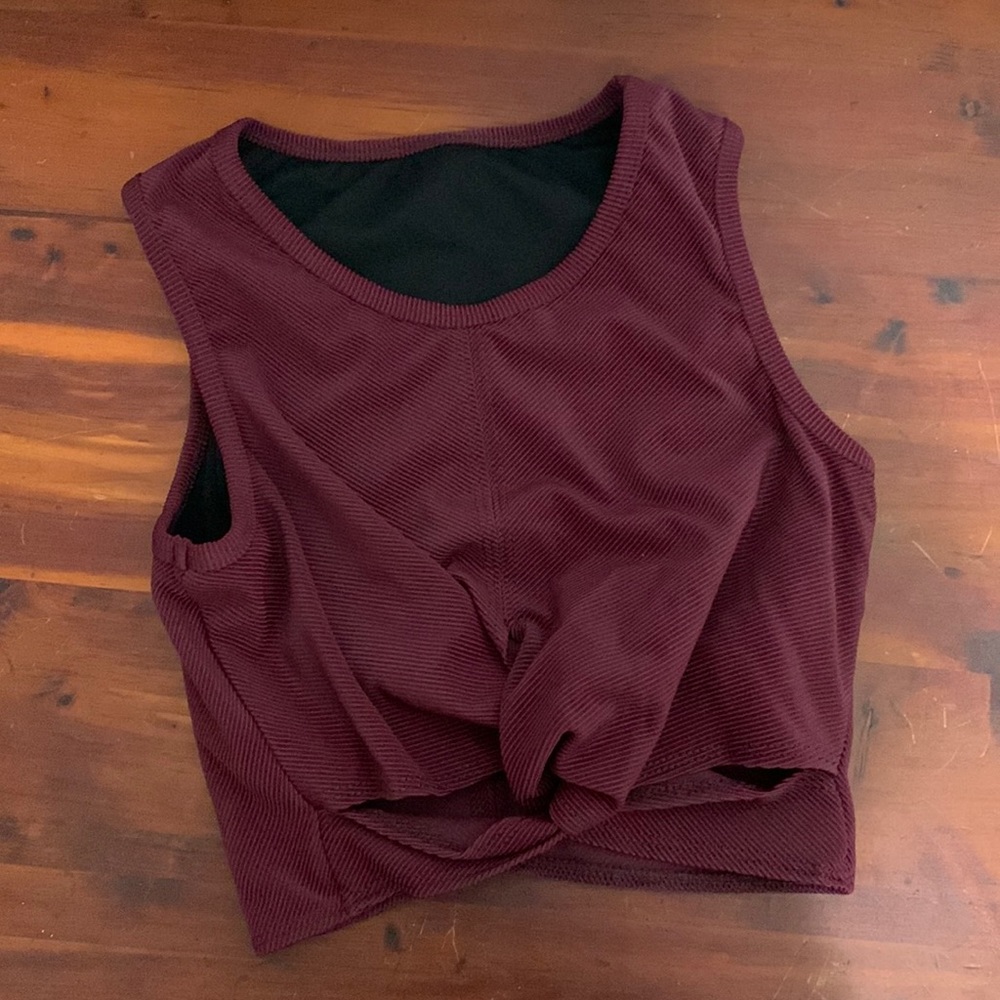 Detailed yoga crop with built in bra shelf. Size ML